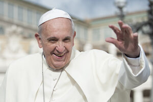 Insolite : le pape met ses cadeaux en jeu