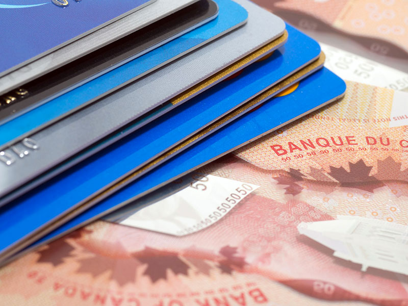 Cartes de crédits et billet de 50 $ canadien.