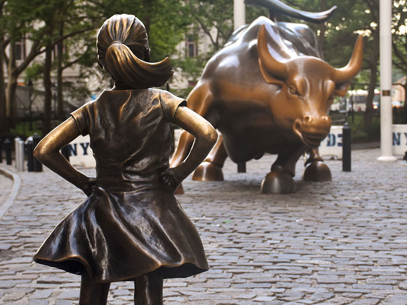 Fearless Girl, la statue de bronze d'une petite fille, sur Wall Street, à New York.