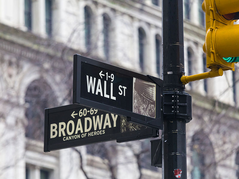 Angle des rues Wall Street et Broadway, à New-York.