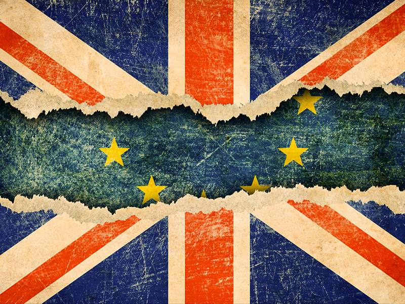 Drapeau du Royaume-Uni déchiré au centre et laissant entrevoir celui de l'Union européenne.
