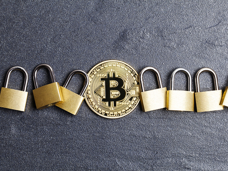 Bitcoin entouré de cadenas.