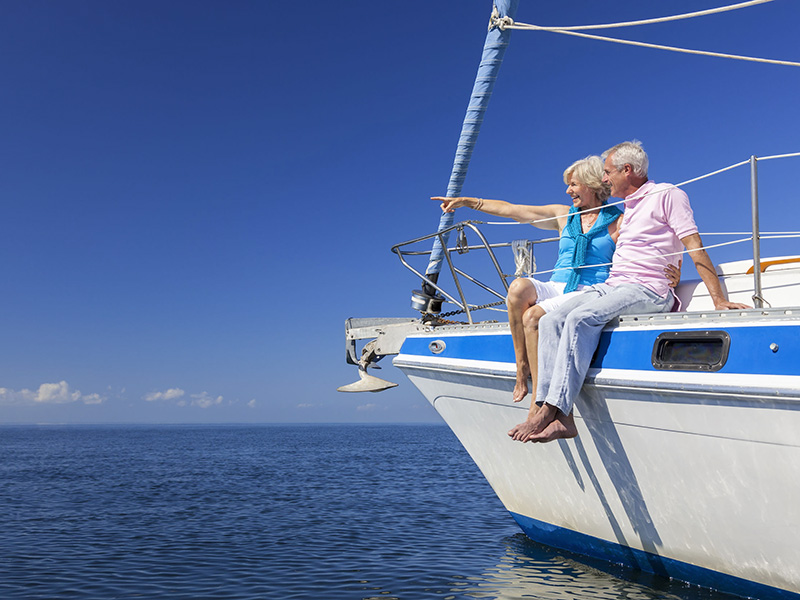 Couple de retraités à bord d'un yacht.