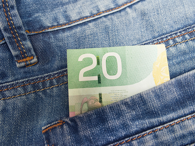 Billet de 20 $ canadiens glissé dans une poche de jeans.