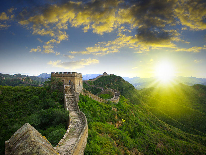 Soleil se levant sur la Grande Muraille de Chine.