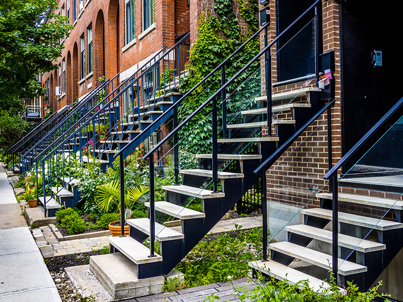Appartements montréalais avec escaliers.