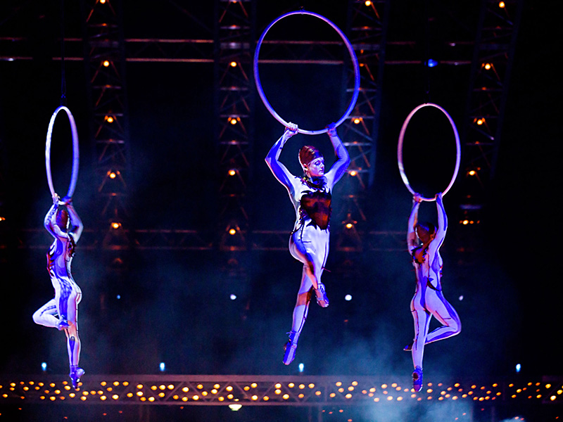 Acrobates du Cirque du Soleil.
