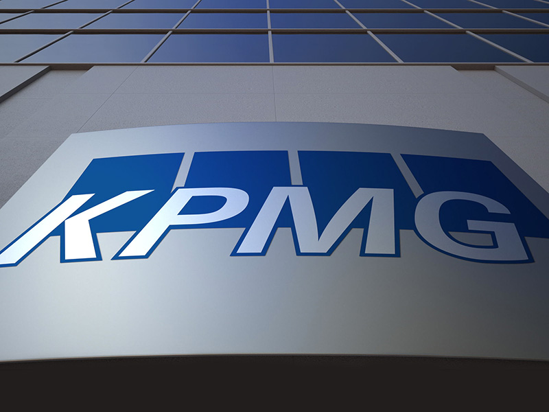 Logo de la firme KPMG sur un gratte-ciel.