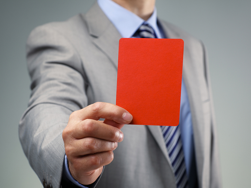 Un homme présente un carton rouge