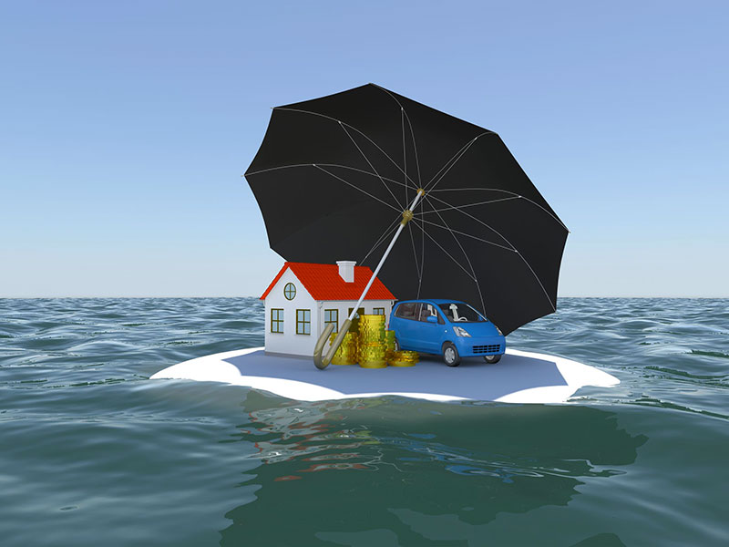 Maison, voiture et parapluie flottant en mer, sur un radeau.