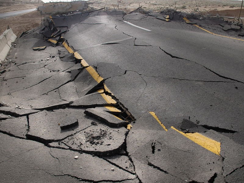 Une route détruite à cause d'un tremblement de terre.