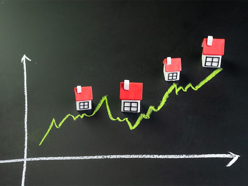 Graphique dessinée à la craie, sur un tableau, illustrant la hausse du prix de l'immobilier