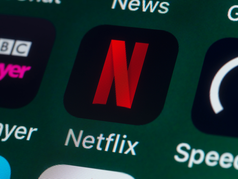 On voit le logo Netflix sur une interface qui ressemble à celle d'un téléphone.