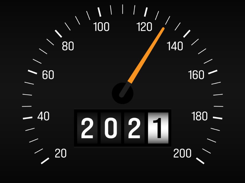 Une photo d'un compteur de vitesse, au milieu on voit l'année 2021.