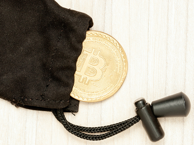 Bitcoin dans un sac noir.