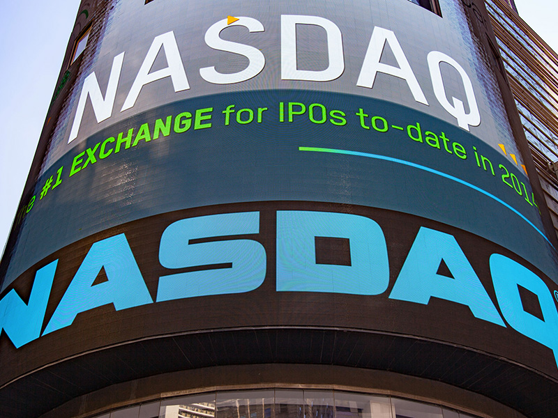 Panneau d'affichage NASDAQ à Times Square, à New York.