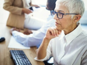 La formule pour retenir les travailleurs plus âgés : moins d’heures et de stress