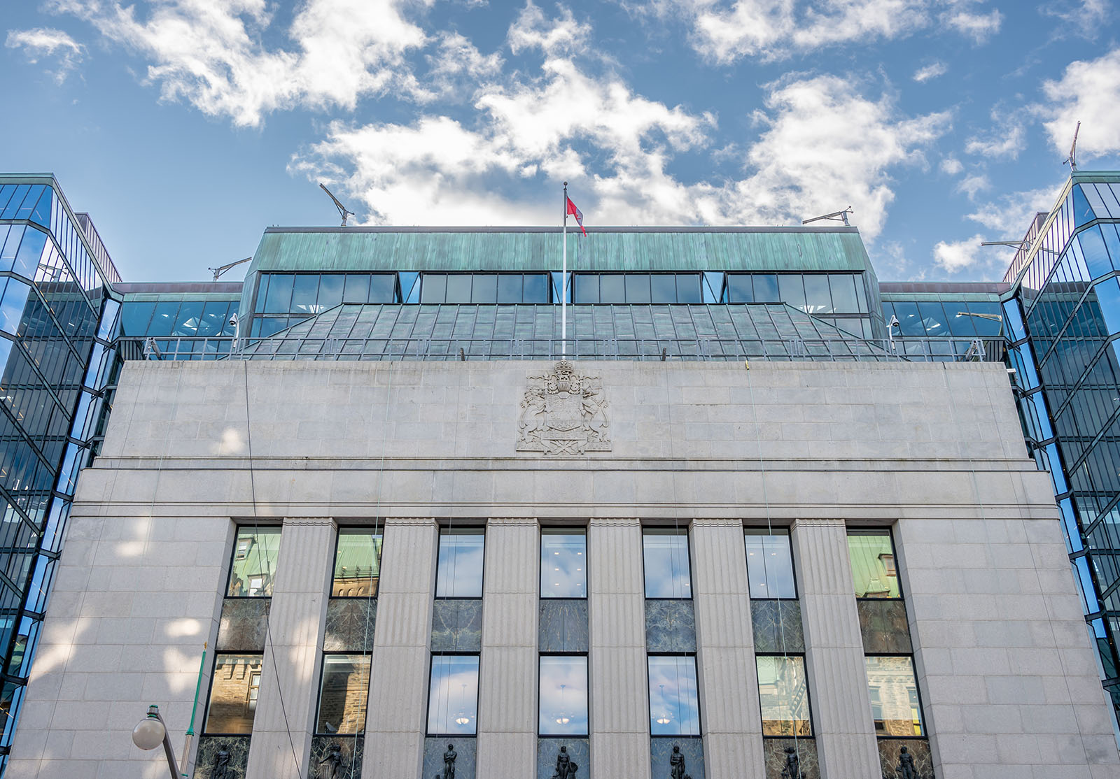 Façade du bâtiment de la Banque du Canada sur la colline du Parlement canadien par une belle journée.