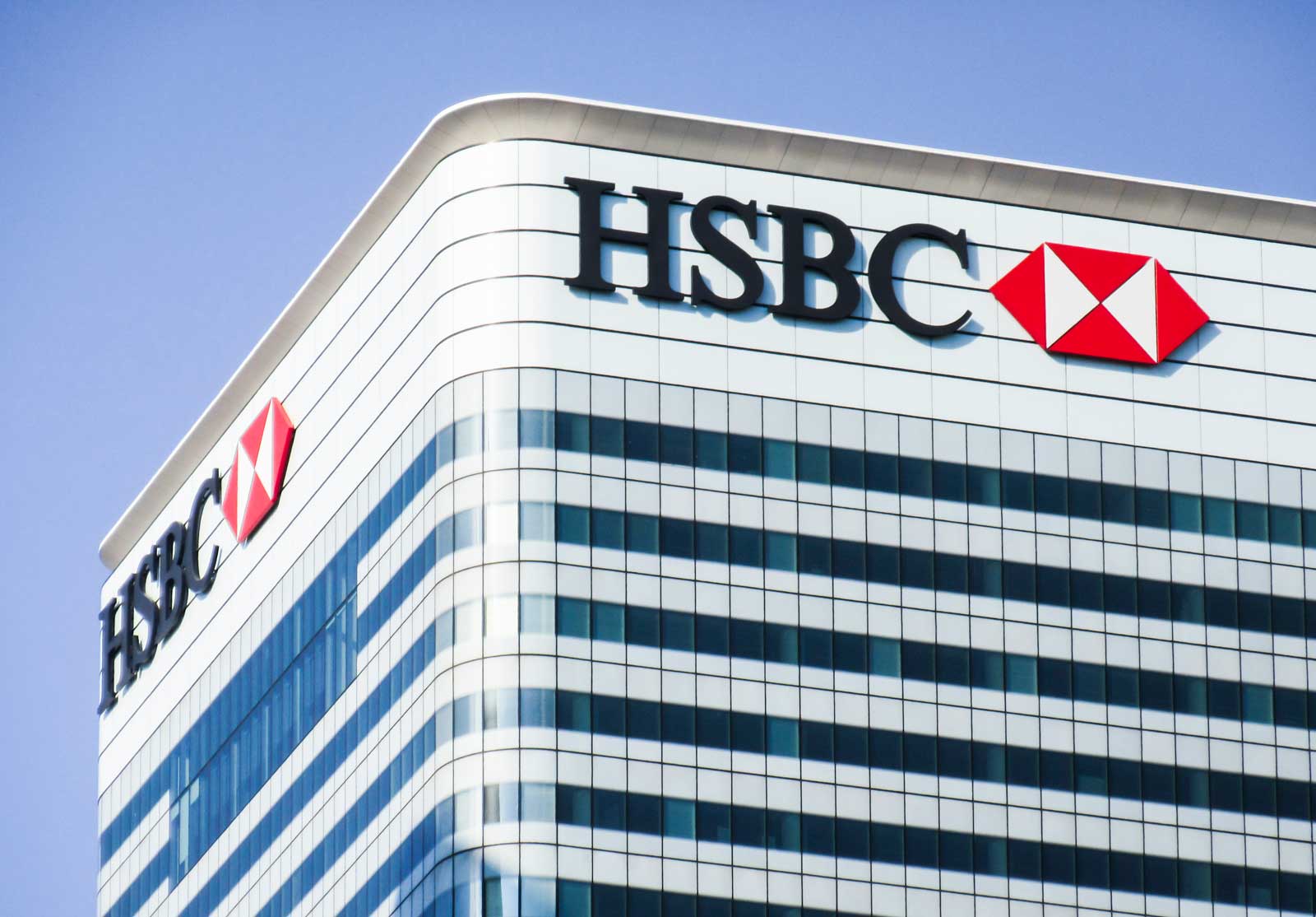 Un immeuble avec le logo de HSBC.