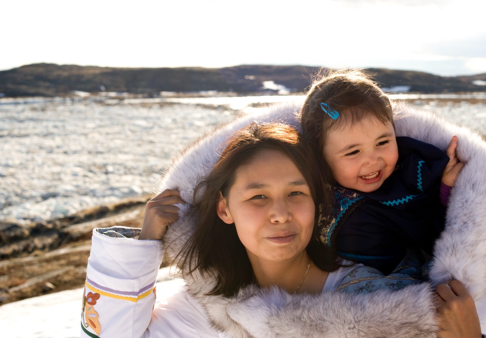 Inuit Mère et sa fille, robe traditionnelle Île de Baffin Nunavut.