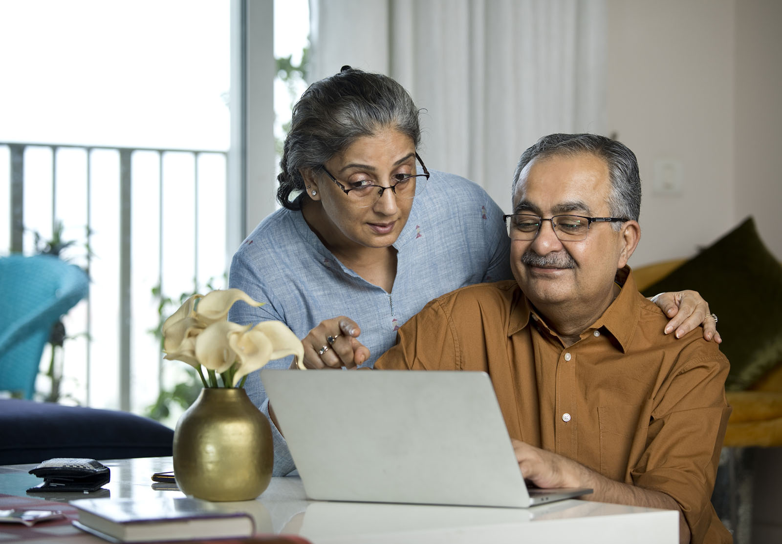 Couple de seniors utilisant un ordinateur portable et travaillant sur le budget familial
