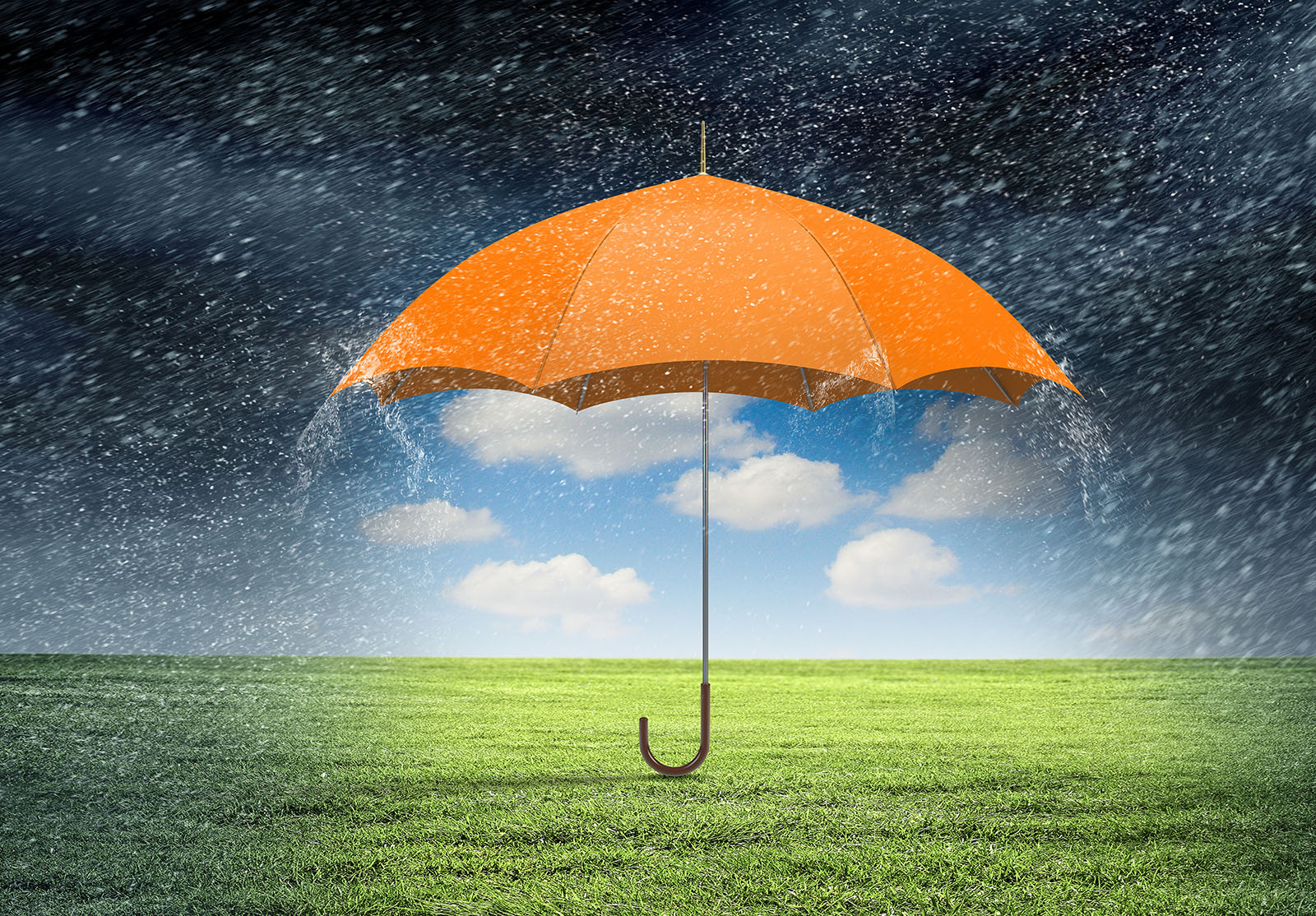 Image conceptuelle avec parapluie de couleur dans le ciel sous la pluie